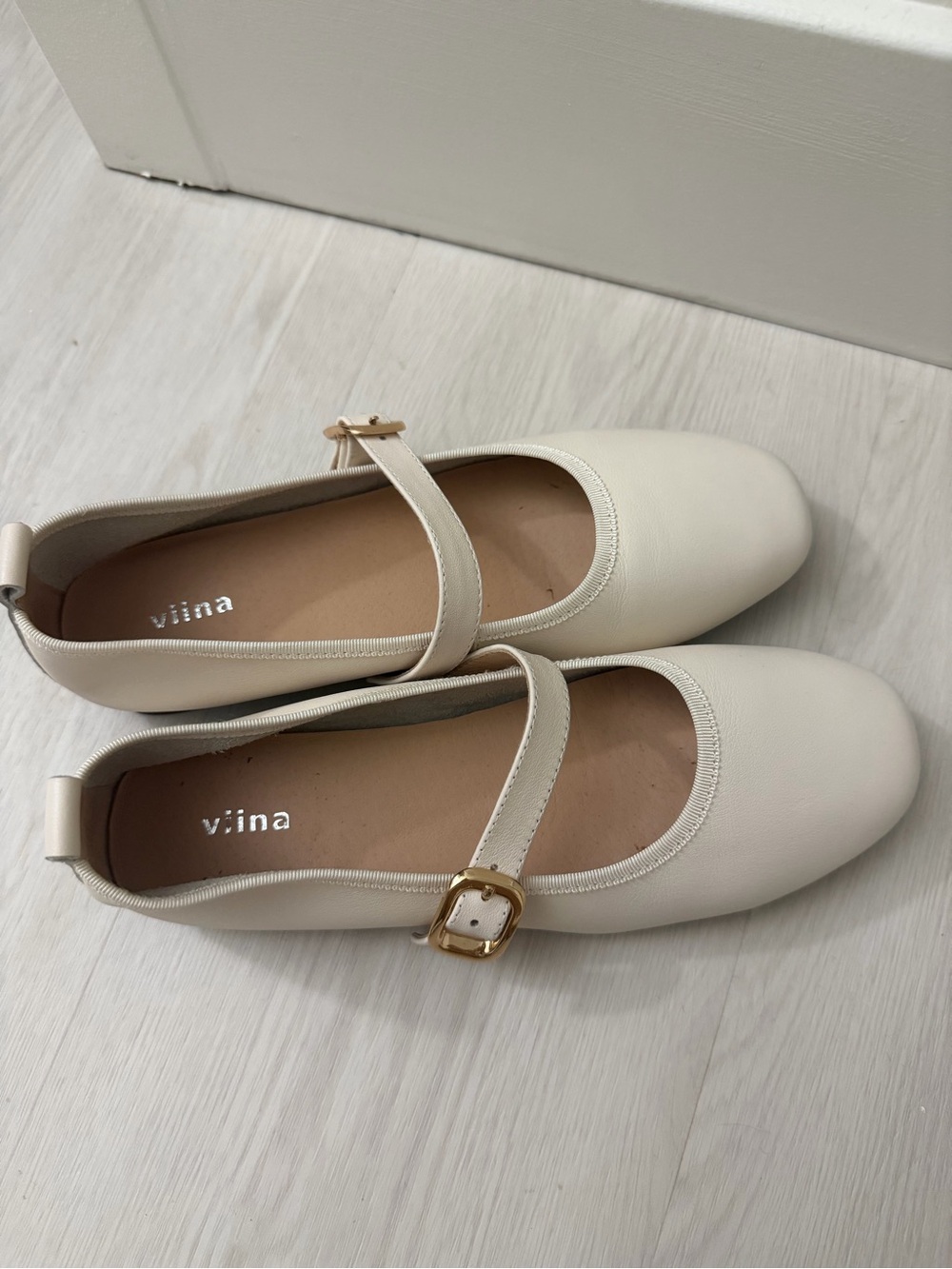 Soft leather Mary Jane Flats with Strap
